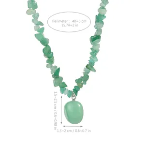 Grüne Stein-Splitter-Halskette mit glattem Anhänger, natürlicher Stil Modeschmuck für Damen.