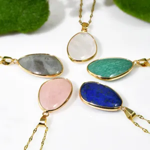 Natuurlijke steen hanger ketting set met kleurrijke druppelvormige edelstenen en goudrand.
