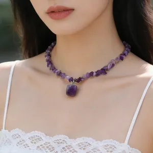 Detaillierte Nahaufnahme der natürlichen Amethyst Splitter Halskette mit einem Anhänger.