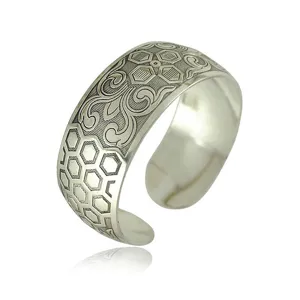 Bracciale rigido largo argento etnico retrò dettaglio primo piano motivo texture fine