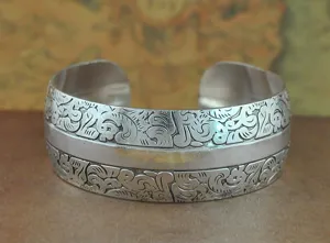 Bracciale rigido largo intagliato vintage in stile etnico argento tibetano aperto dettaglio.
