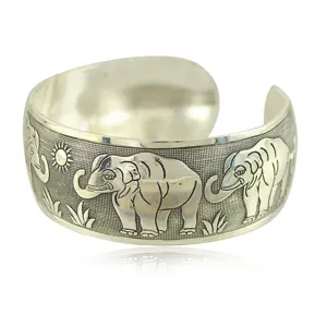 Dettaglio bracciale rigido argento elefante vintage, gioiello etnico boho inciso.
