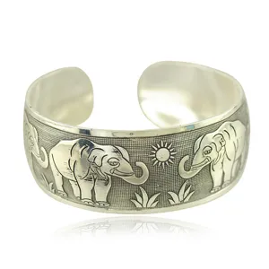 Bracciale manchette largo in argento vintage con intaglio di elefante, stile etnico boho.