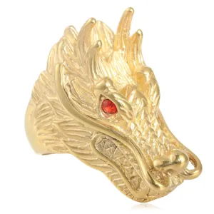 Gedetailleerde close-up van een gouden roestvrijstalen drakenkop ring in punk stijl.
