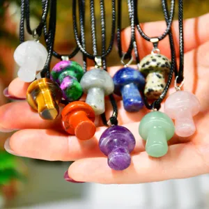 Dettaglio della collana con ciondolo a fungo in pietra naturale, gioiello curativo.