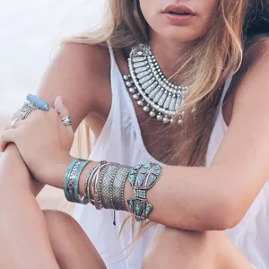 Collana etnica vintage in argento stile bohémien bracciali impilati anelli set di gioielli.