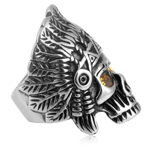 Retro Edelstahl Indianer Häuptling Totenkopf Ring Detailansicht mit bernsteinfarbenen Augen.