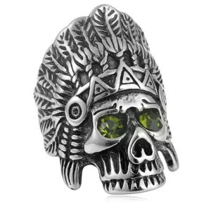 Retro Edelstahltotenkopf Ring mit Indianer-Häuptling Design und grünen Kristallen für Herren.