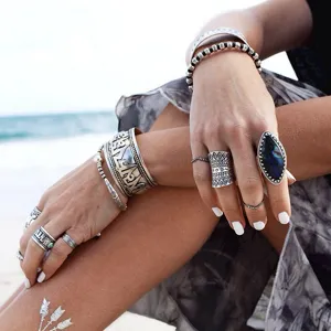 Bracciale largo in stile etnico bohémien in argento tibetano con anelli intagliati.