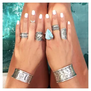 Primo piano dettagliato di bellissimi bracciali in argento stile bohémien e anelli etnici.