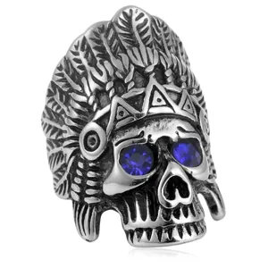 Detailaufnahme des Vintage Edelstahl Totenkopfrings mit blauen Steinen und Federschmuck.