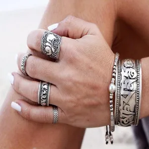 Bracciale rigido largo in argento tibetano vintage e anelli scolpiti, stile etnico boho.