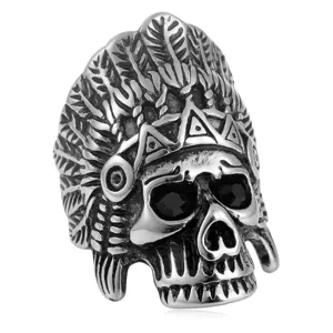 Edelstahl Totenkopf Ring mit Indianer Häuptling Kopfschmuck und schwarzen Steinen Detail.
