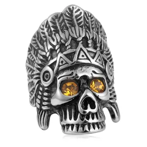 Nahaufnahme Detail des Vintage Edelstahl Indianer Häuptling Totenkopf Ringes mit Steinen.