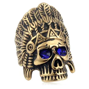 Nahaufnahme des vintage goldenen Edelstahl Totenkopf Rings mit blauen Strassstein Augen.