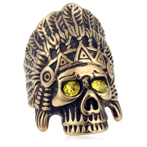 Detailansicht des Vintage Edelstahles Indischen Häuptling Totenkopf Ringes gelbe Augen.