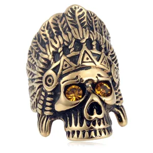Detailansicht des goldenen Totenkopf-Rings im Indianer-Stil mit gelben Kristall-Augen.