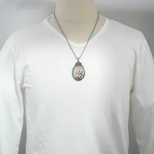 Collar con colgante Thangka Tara Verde de acero titanio vintage, joyería espiritual detallada.