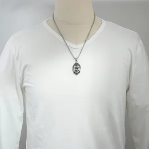 Detalle de collar con colgante de cabeza de Buda de acero estilo punk para hombre.