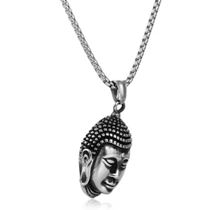 Vista detallada del collar con colgante de cabeza de Buda de acero inoxidable estilo punk.