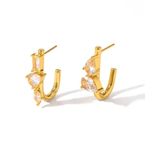 Pendientes de tuerca en forma de U de acero dorado con brillantes piedras de circonio.