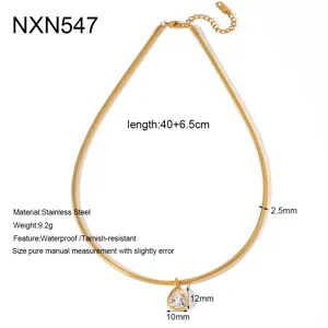 Collana a catena di serpente in acciaio inossidabile dorato con ciondolo in zircone.