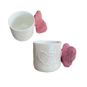 Keramik Kaffeetasse mit rosa Strass Herz Henkel und gepraegtem love Text Detail fuer Buero