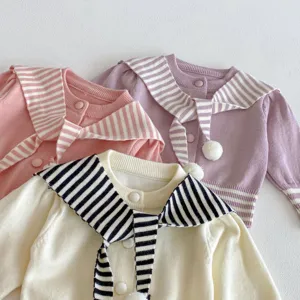 Lindo cárdigan de punto para bebé niña con cuello marinero a rayas y pompones decorativos.