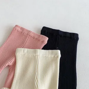 Vista detallada en primer plano de leggings de punto acanalado para bebés en rosa.