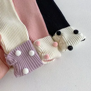 Detalle calentadores de punto para bebé, diseño tierno pata pompón, accesorio suave infantil.