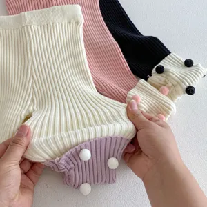 Leggings de punto acanalado suave para bebé con detalles de pompones bonitos y tela elástica.