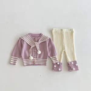 Conjunto de cárdigan y leggings de punto para bebé niña con cuello marinero y pompones.
