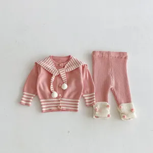Detalle conjunto cárdigan pantalón punto bebé niña, rosa a rayas tierno con pompón.