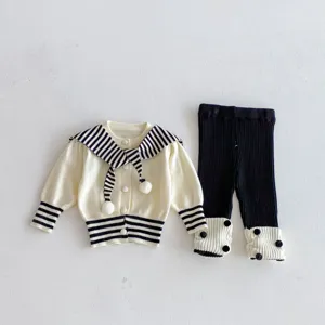 Detalles del conjunto de cárdigan y leggings de punto para bebé niña con rayas.