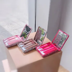 Detailansicht der tragbaren Mini Strass Pinselsets mit integriertem Spiegel für die Reise.