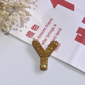 Nahaufnahme des goldenen Strass-Buchstaben-Y-Schlüsselanhängers mit funkelnden Kristall-Details.