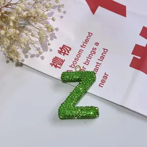 Grüner Strass Buchstabe Z Anhänger Detailansicht, glänzender Kristall Charm für Taschen Schlüssel.