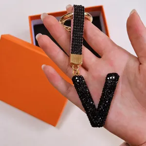 Rhinestone Letter V Keychain Luxury Style Bag Charm Car Key Pendant Gift Box Packaging