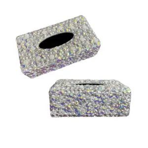Vista detallada de caja de pañuelos para coche de diamantes de imitación brillantes, lujo.