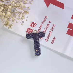 Glänzender Strass Buchstabe T Anhänger Detail, blauer Kristall Taschenschmuck Schlüsselring.