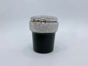 Detailansicht des Strass Auto-Aschenbechers und Mülleimers mit Kristalldiamanten und LED.