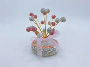 Gedetailleerd uitzicht van strass auto ornament met kristallen bloemen en roze strik.
