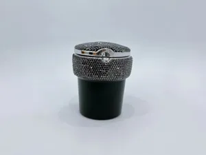 Nahaufnahme eines schwarzen Strass-Auto-Aschenbechers mit silbernem Metallrand und Deckel.