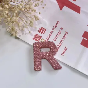 Rosa Strass Buchstabe R Anhänger Nahaufnahme, detaillierte Ansicht des funkelnden Schlüsselbunds.