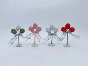 Nahaufnahme von Strass-Ballon-Tischdekorationen, funkelnde Kristall-Dekor with Schleife.