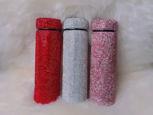 Strass Isolierbecher Detail, glitzernde Kristall Diamant Wasserflasche, Nahaufnahme.