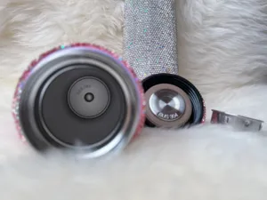 Strass thermobecher detailansicht, glänzende edelstahl trinkflasche mit glitzereffekt.
