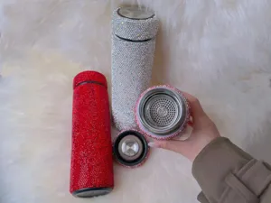 Detailansicht des glänzenden Strass-Thermobechers mit Edelstahleinsatz und Temperaturanzeige.
