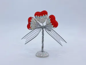 Detailansicht des funkelnden Strass-Herz-Ballon-Ornaments mit Schleife und Basis für elegante Deko.