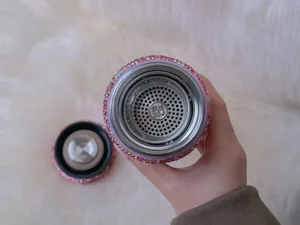 Detailaufnahme der Edelstahl Strass Wasserflasche mit Filter und sauberem Innenbereich.